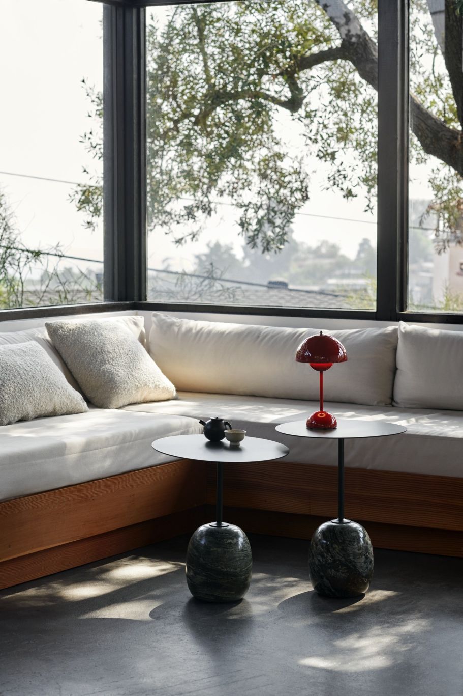 Flowerpot VP9 Akkuleuchte in Vermilion Red auf Tisch, modernes Design für Wohnraumbeleuchtung.