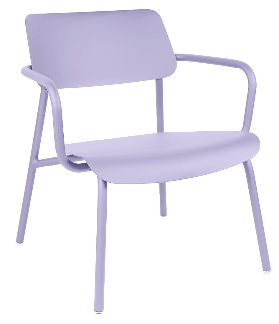 Nahaufnahme des lila Fermob Studie Lounge Sessels für den Außenbereich, ideal für Garten und Terrasse.