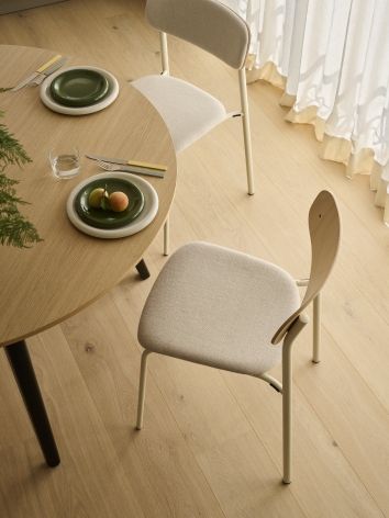 Thonet S 243 PV Stuhl mit Stahlrohrgestell und gepolsterter Sitzfläche und Rückenlehne.