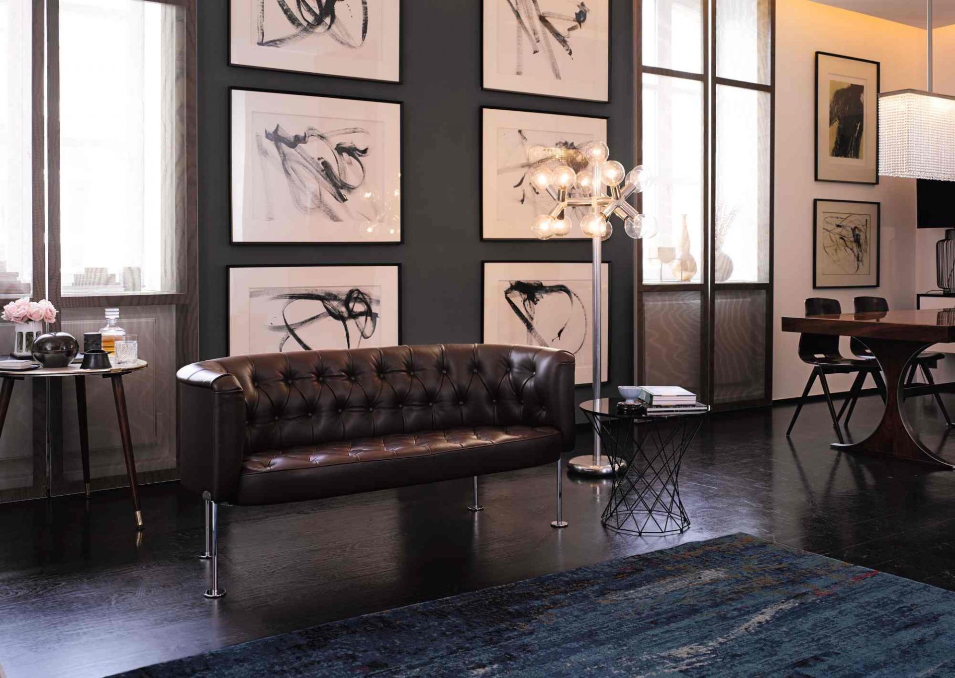Braunes 310-20 Haussmann Sofa von Walter Knoll mit Knopfheftung und Chromfüßen im modernen Wohnzimmer.