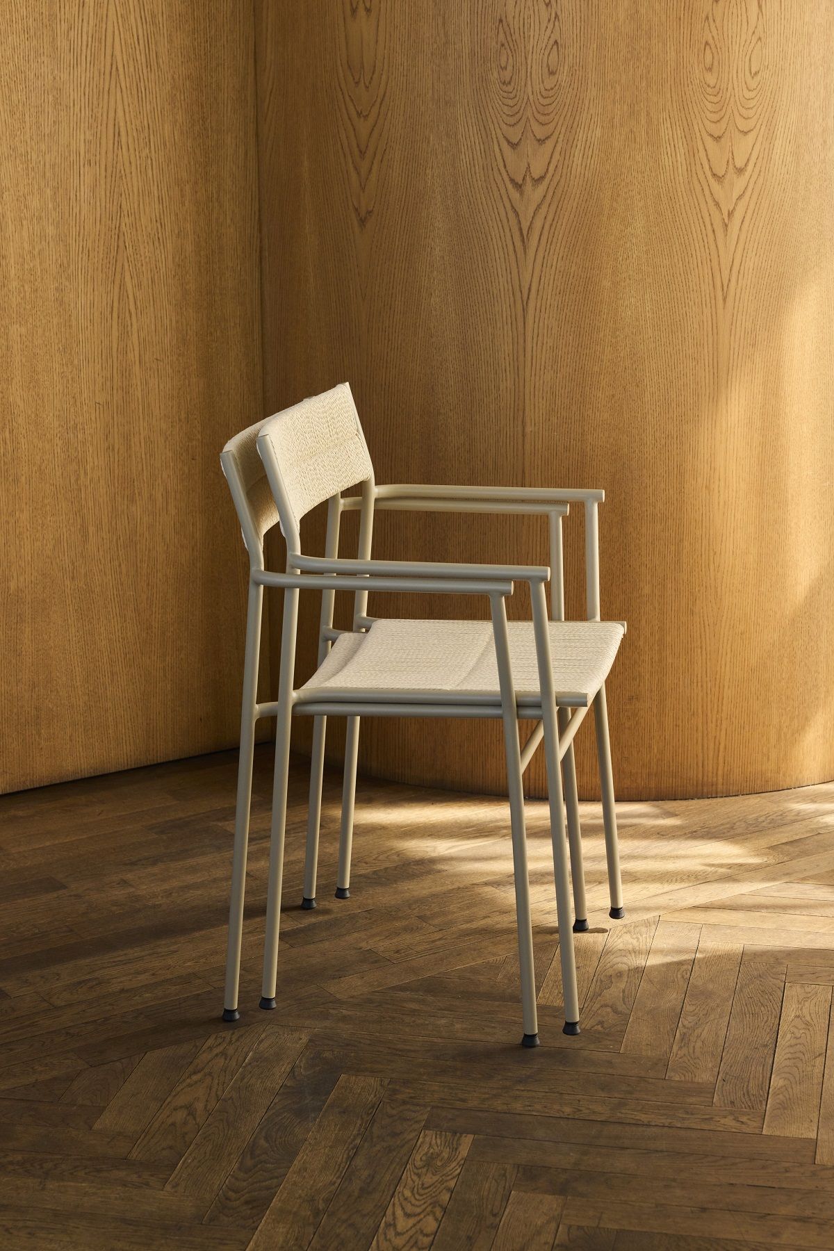 Vev Dining Chair Northern mit Armlehnen, helles Gestell und Sitzfläche aus Webmaterial, modernes Design.