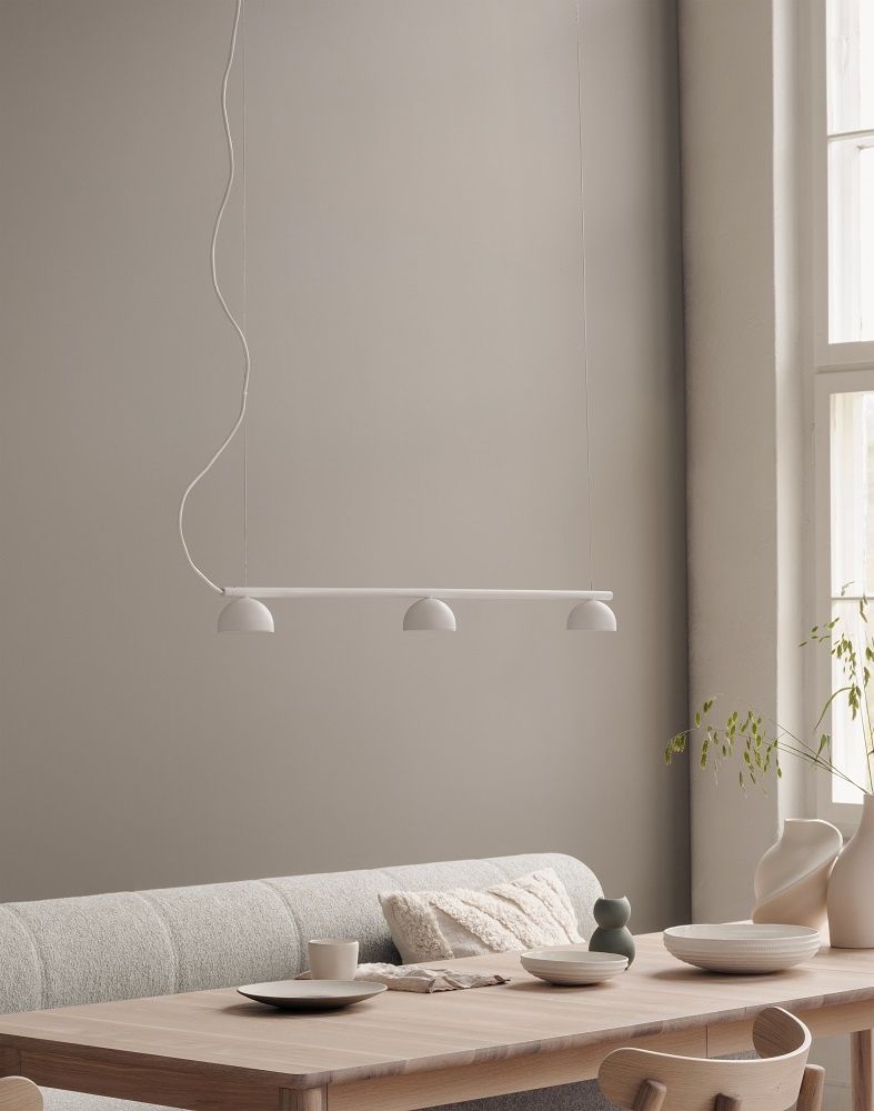 Beige Blush Rail Pendelleuchte von Northern über Esstisch mit Geschirr und Dekoration.