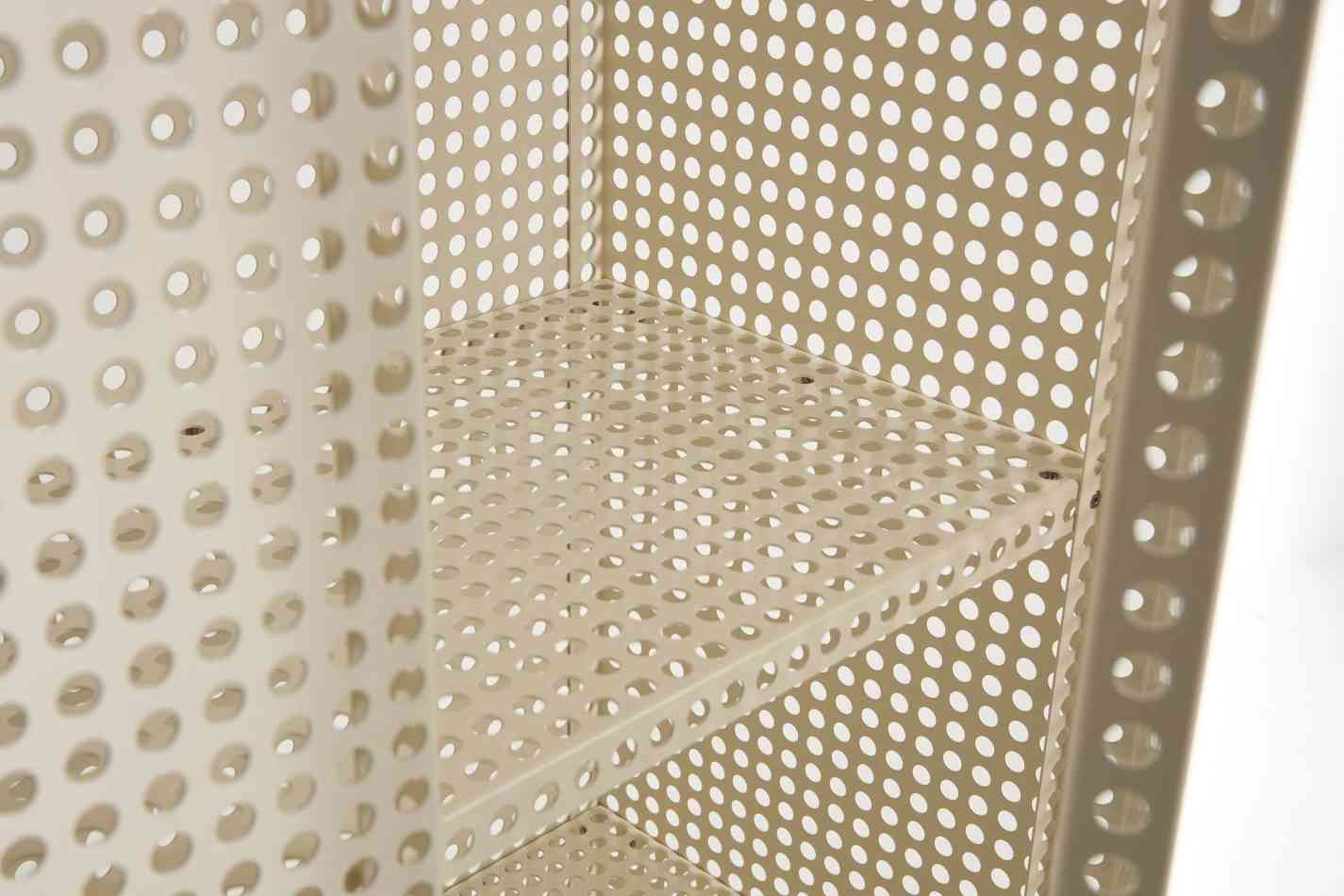 Detailaufnahme des Hay Perforated Cabinat Sideboards mit perforierten Regalböden und Seitenwänden in Beige.