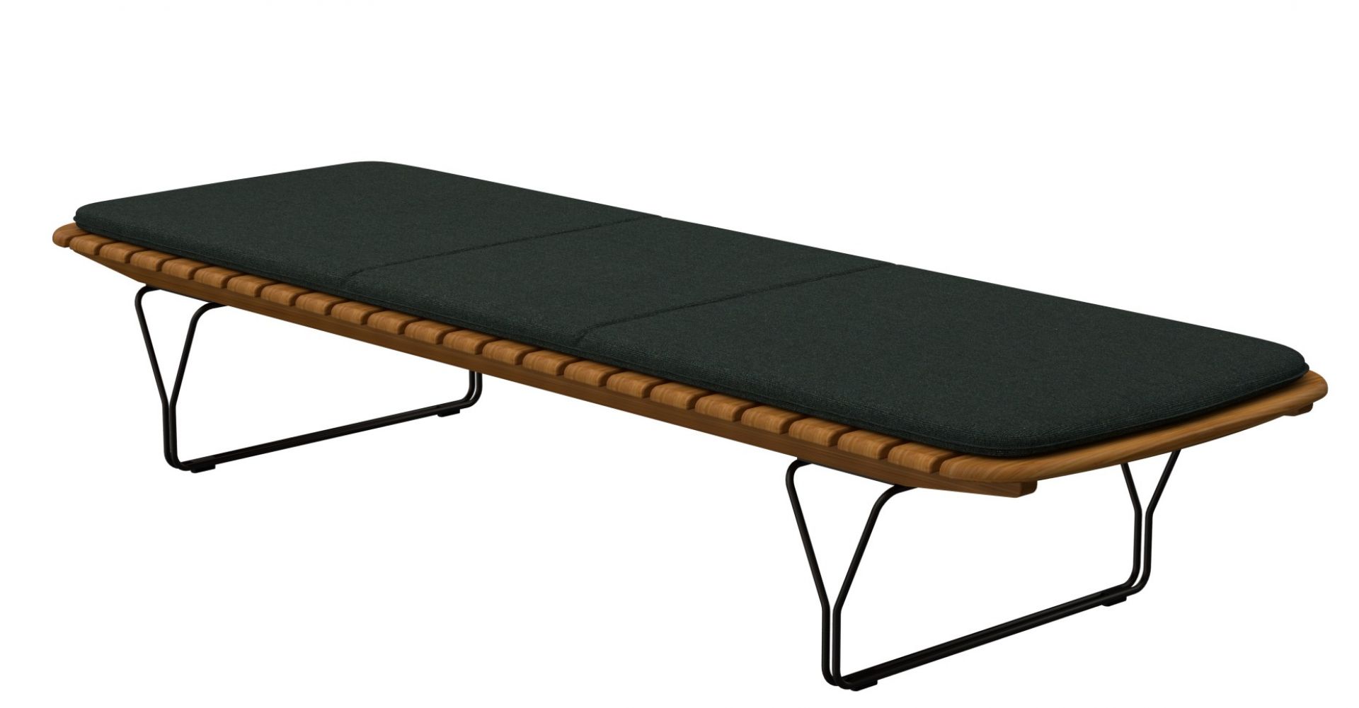 Molo Outdoor Cushion Kissen für Houe Sonnenliege, dunkelgrünes Polster auf Holzliege mit schwarzem Metallgestell.