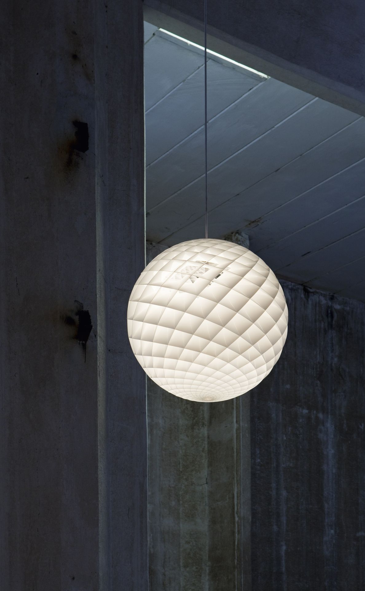 Weiße Patera Pendelleuchte von Louis Poulsen, eine moderne Hängelampe mit geometrischem Design.