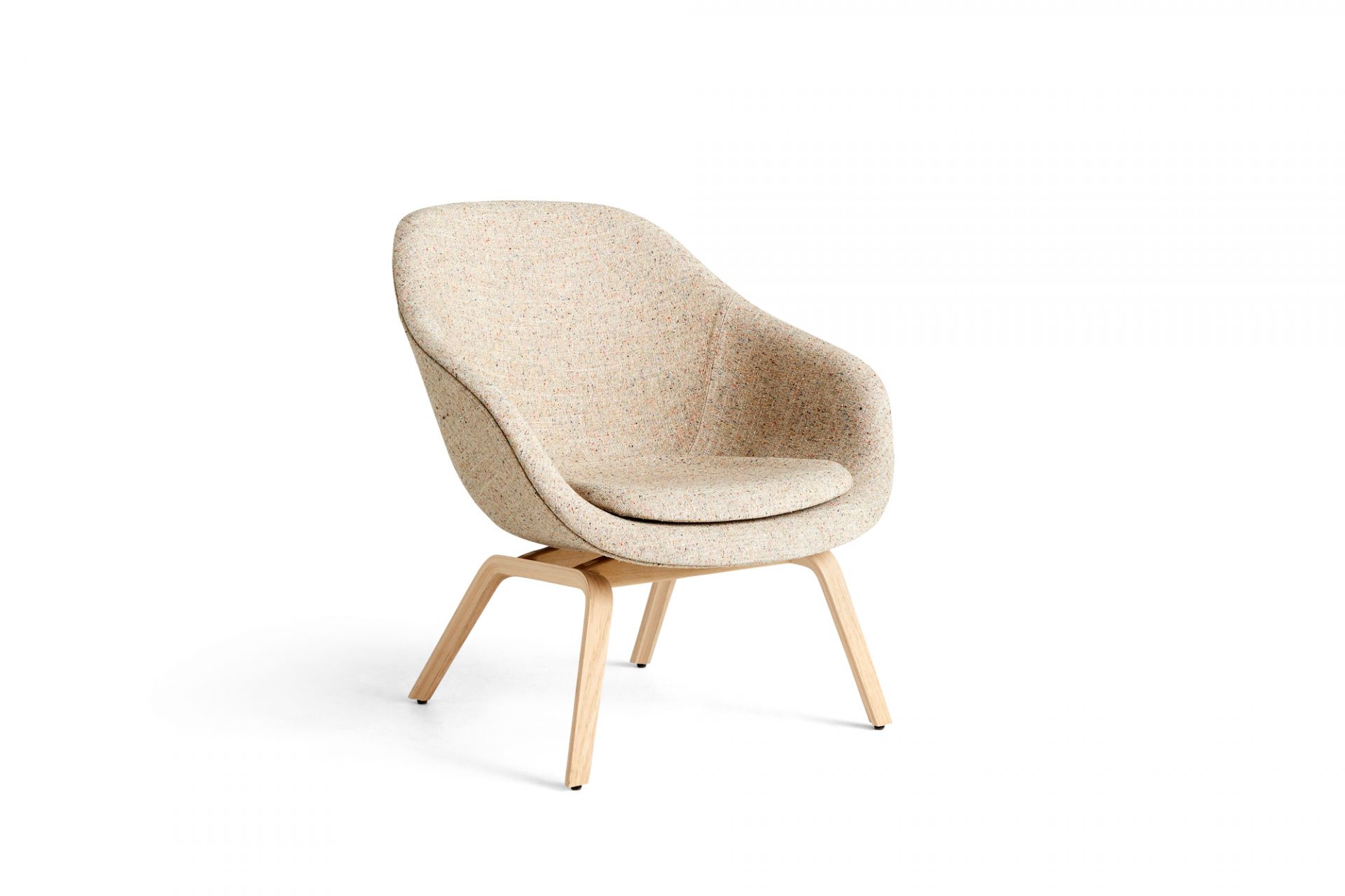 Beiger About a Lounge AAL 83 Sessel von Hay mit Holzfuß auf weißem Hintergrund.