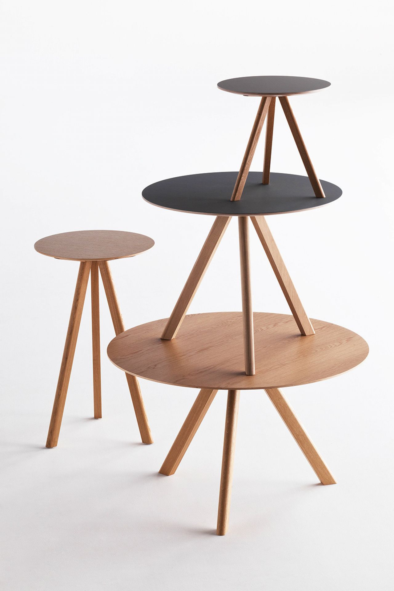Copenhague Table CPH 20 Beistelltisch aus Holz, rund, in verschiedenen Größen und Farben.