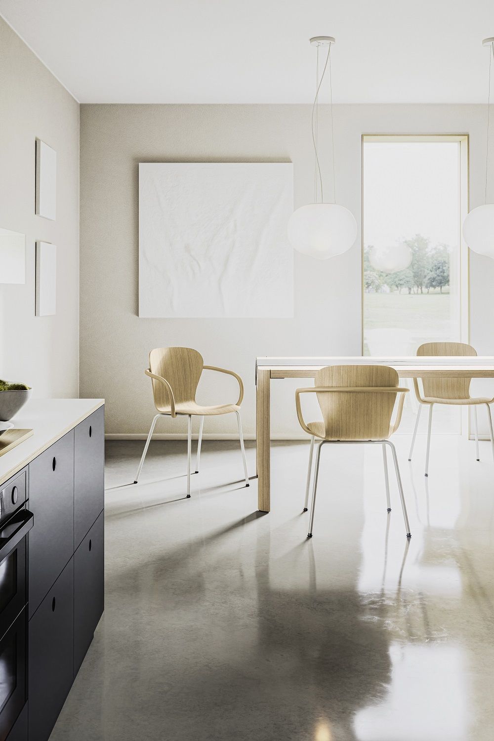 Thonet S 220 F Formholzstuhl mit Armlehne in heller Holzoptik und minimalistischem Design im Essbereich.