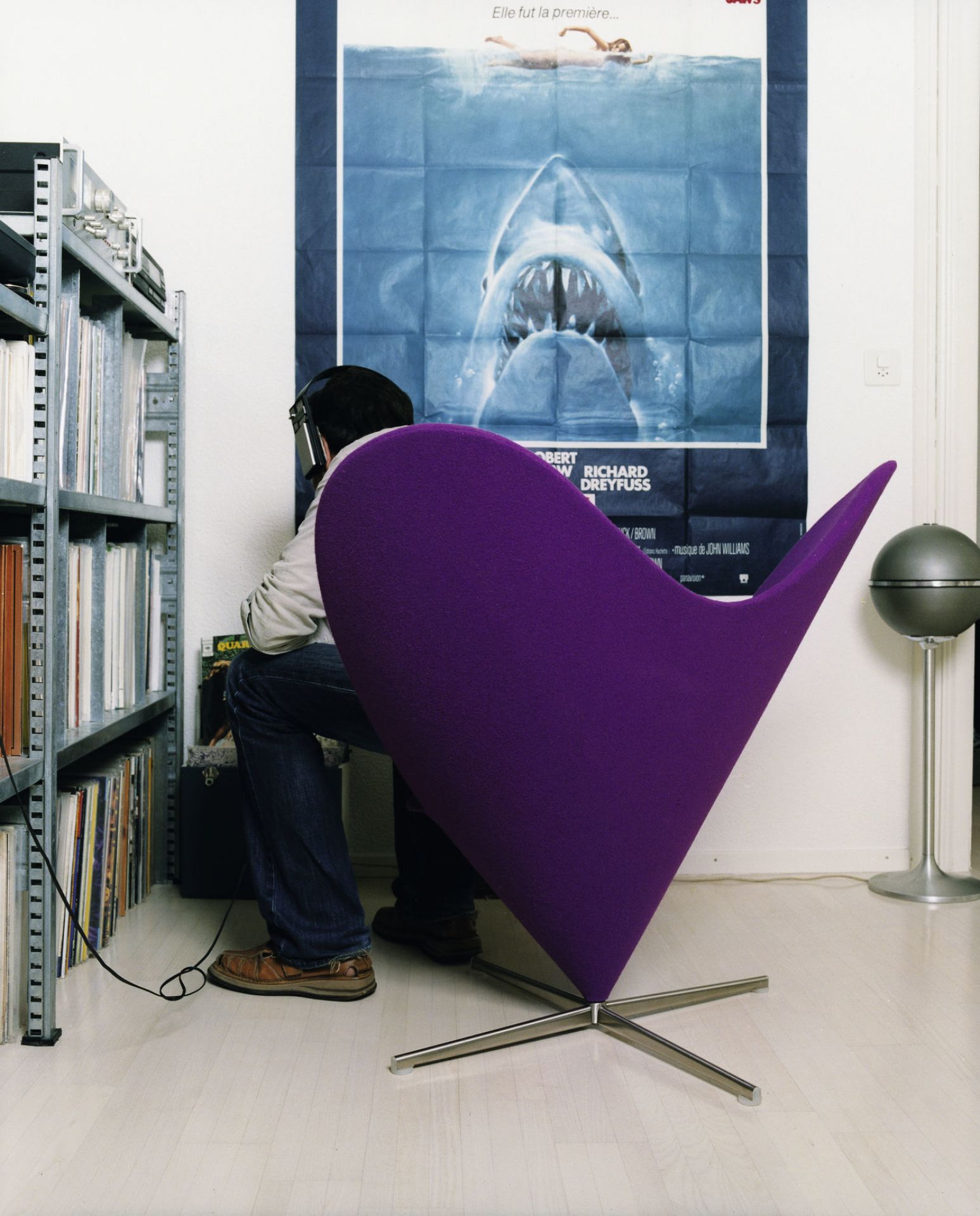 Lila Heart Cone Chair von Vitra mit Person vor Bücherregal und Jaws-Poster.