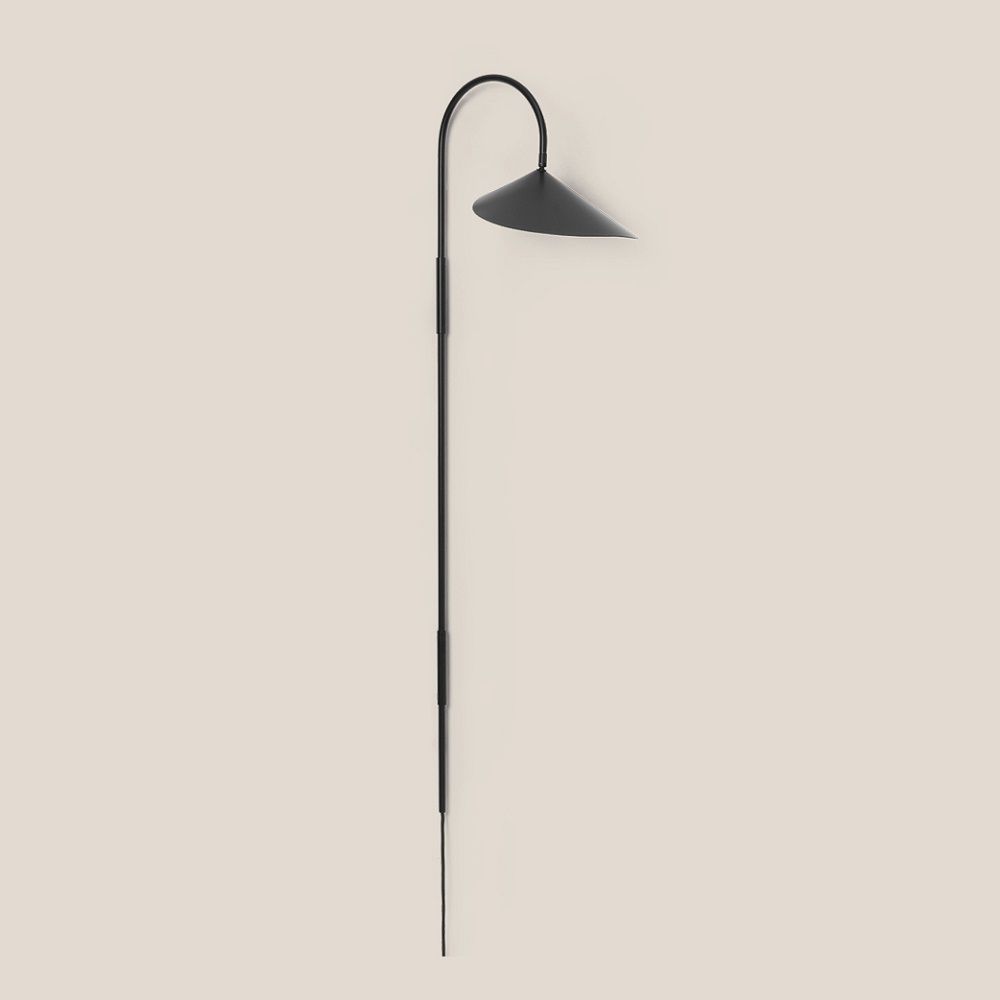 Schwarze Arum Wandleuchte von Ferm Living: Elegante, hohe Wandlampe mit konischem Lampenschirm.