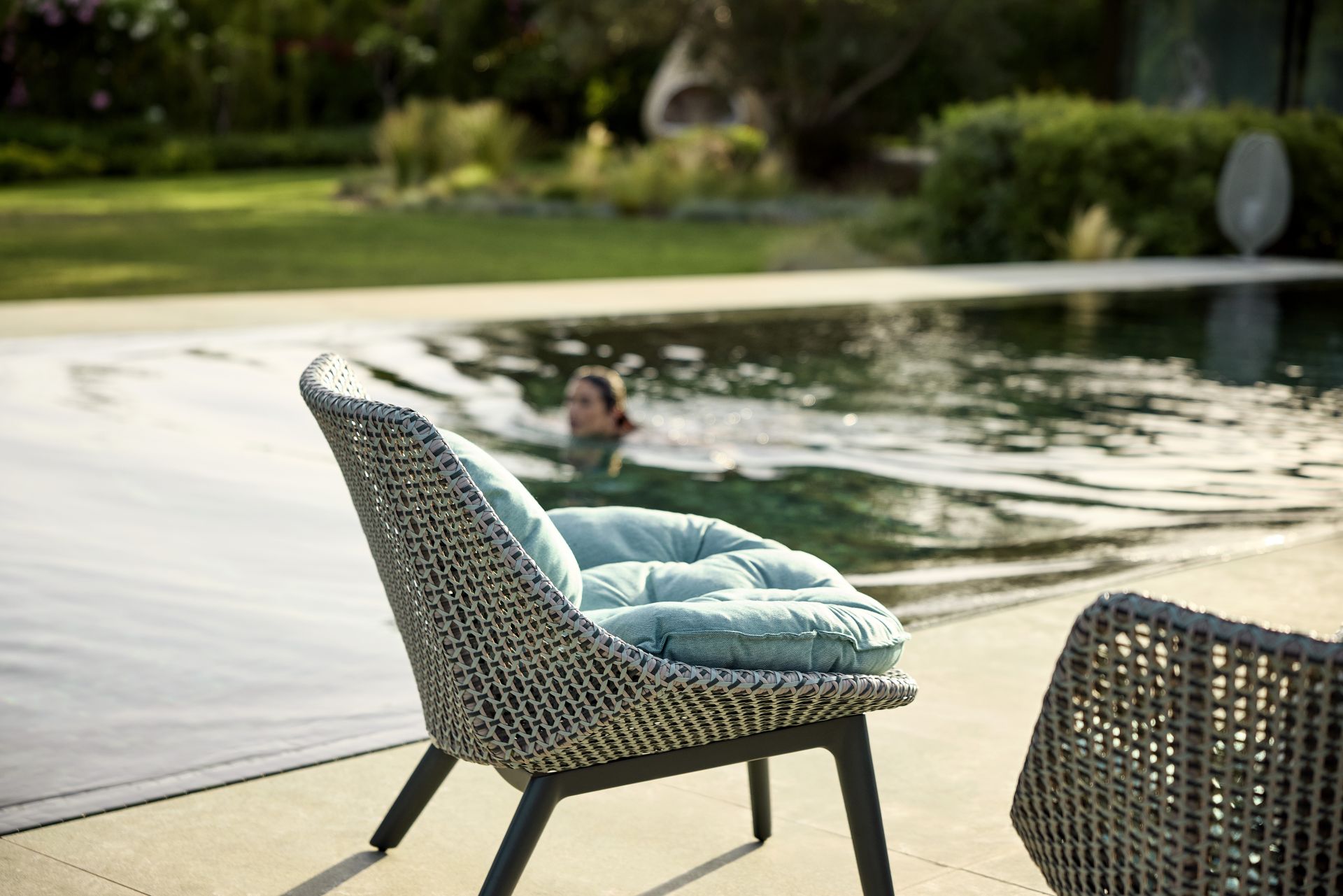 Mbrace aluminium Outdoor Club Chair fauteuil van Dedon