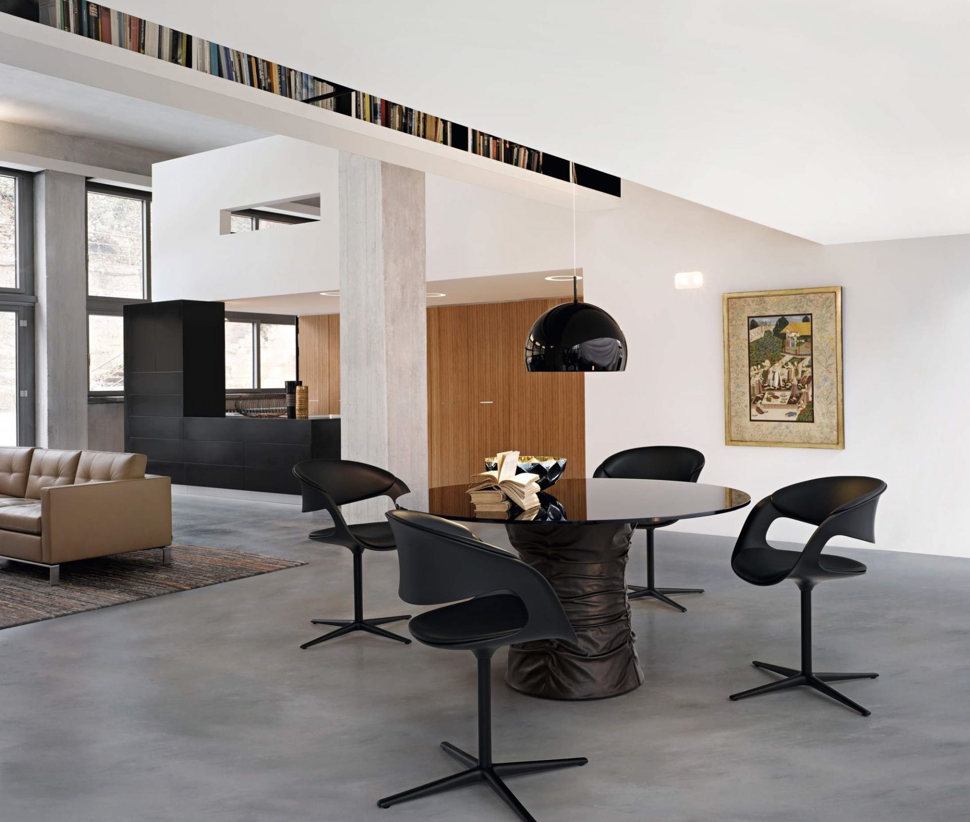 Schwarze Lox Drehstühle von Walter Knoll um einen Esstisch in einem modernen Wohnzimmer.
