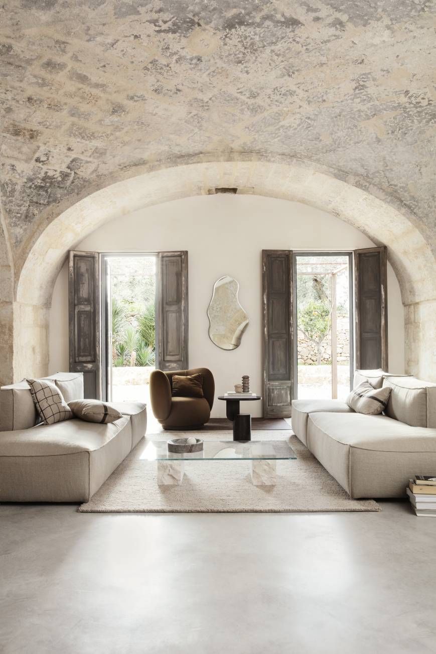Wohnzimmer Interieur mit zwei Sofas und Ferm Living Mineral Coffee Table Bianco Curia.