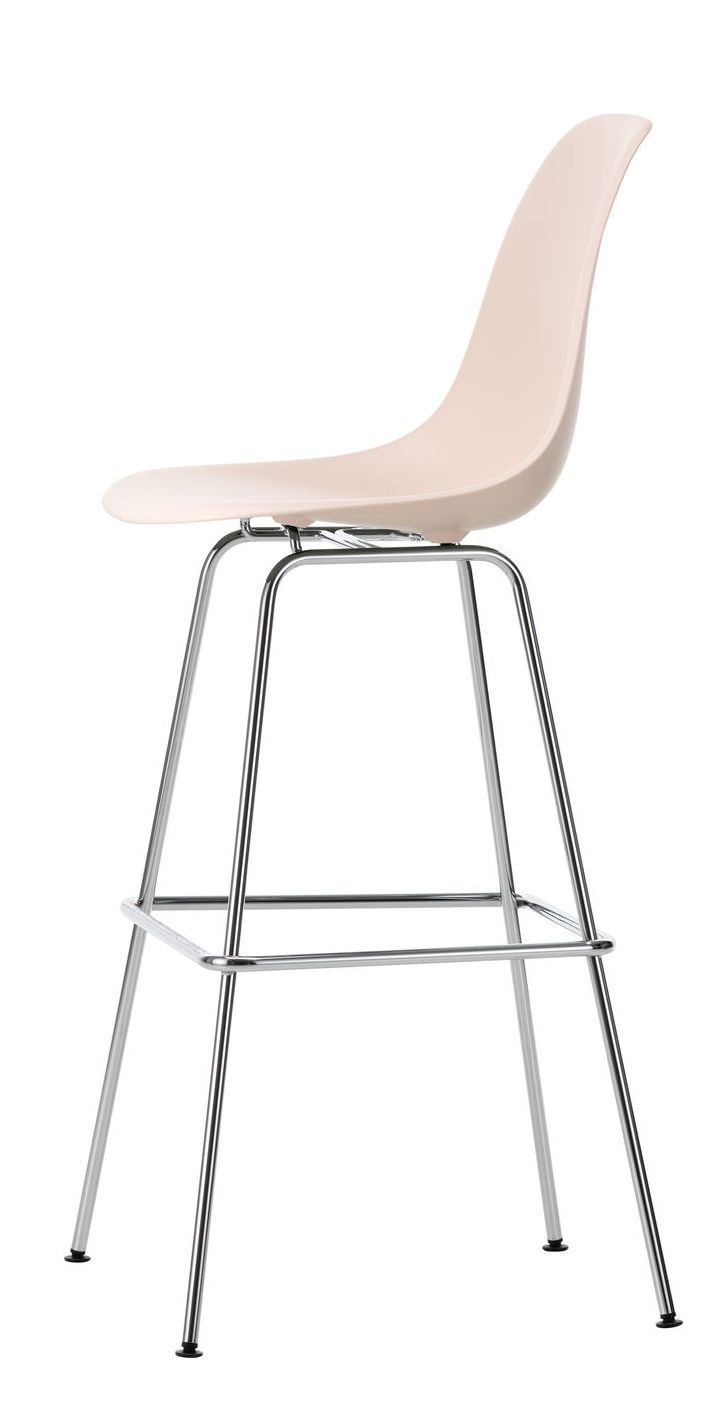 Eames Plastic Bar Stool von Vitra, hoher Hocker mit verchromtem Gestell und beiger Sitzschale.