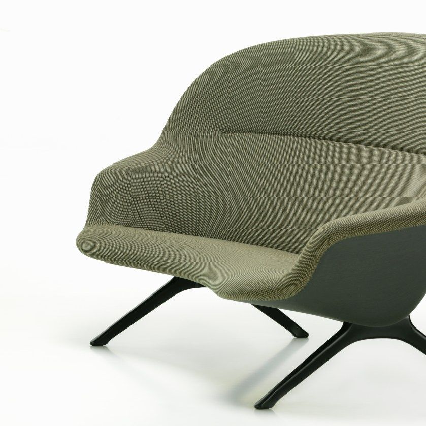 Nahaufnahme des Abalon Sofas von Vitra mit olivgrünem Stoffbezug und schwarzem Fußgestell.