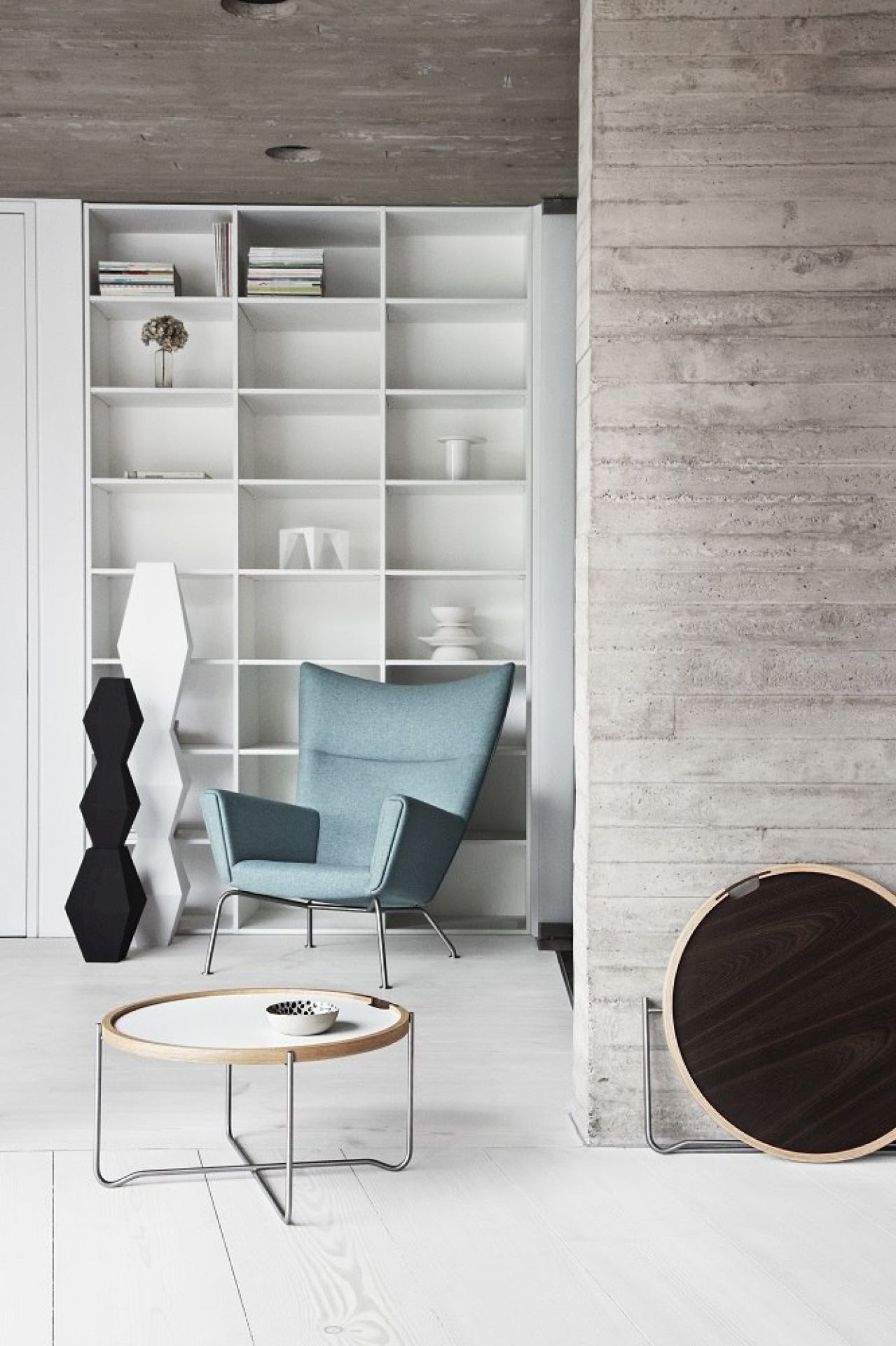 CH445 Sessel von Carl Hansen & Søn, hellblau, im modernen Wohnzimmer mit Bücherregal.
