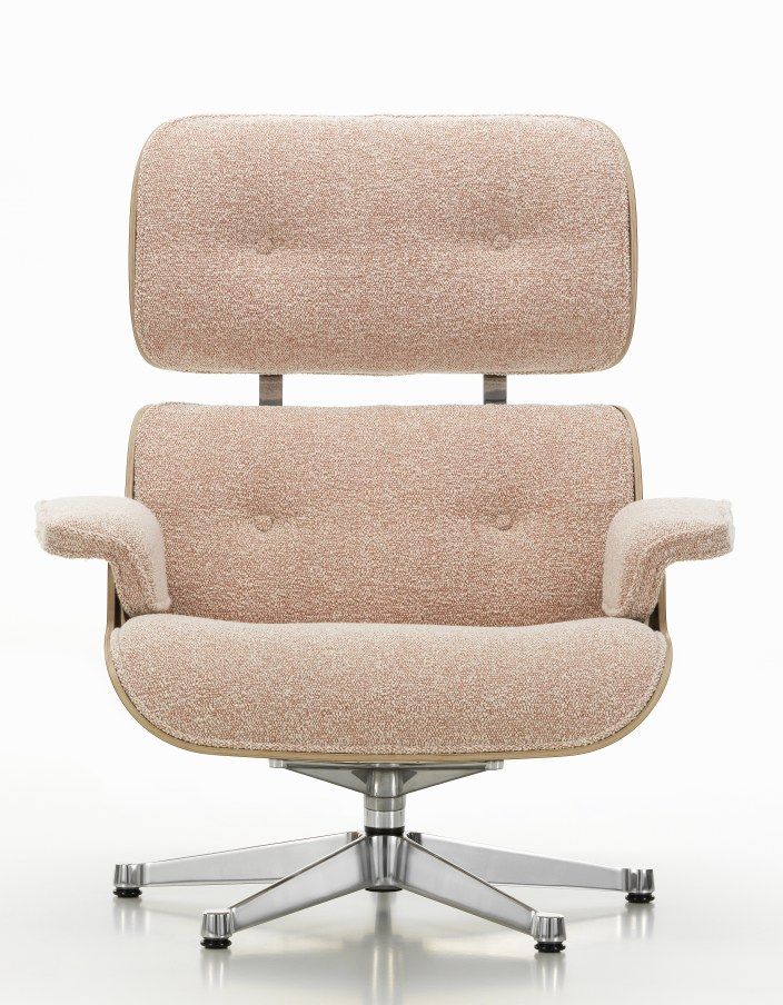 Vitra Eames Lounge Chair Sessel mit hellbraunem Stoffbezug und silbernem Fußkreuz, Frontansicht.