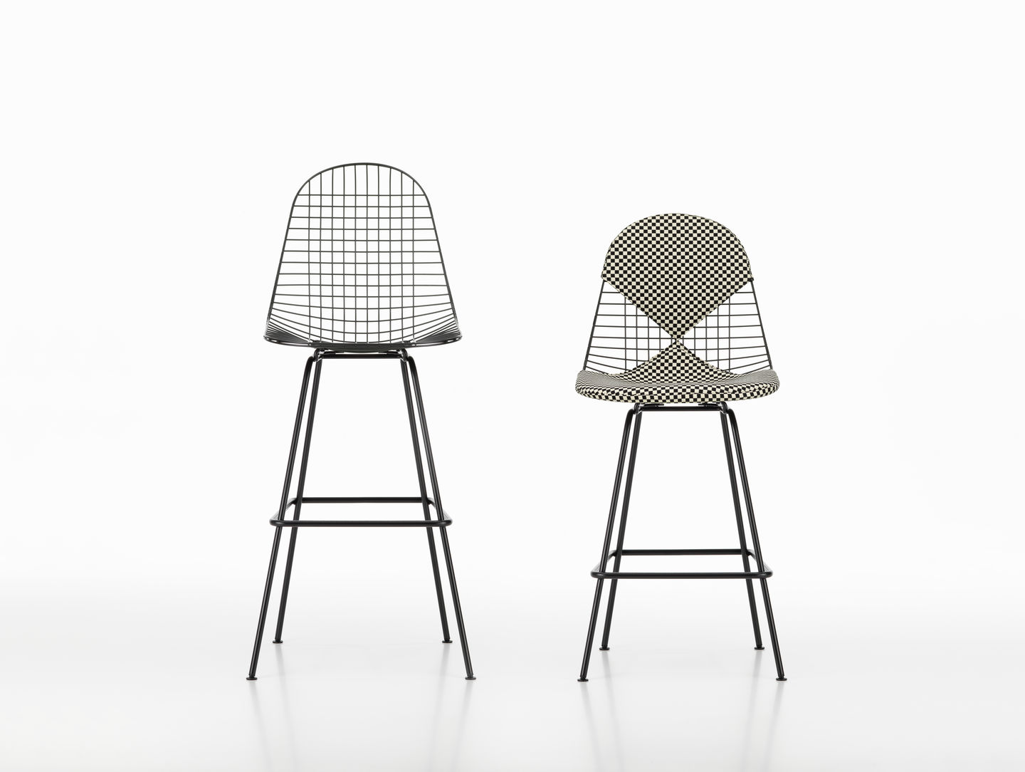 Eames Wire Bar Stool Barhocker High von Vitra, einmal mit Sitzpolster und einmal ohne.