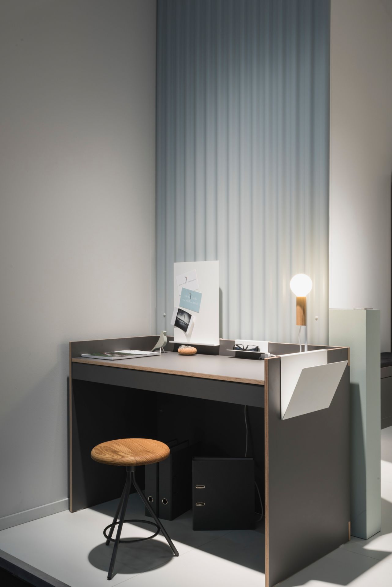 Moderner Flai Sekretär von Müller Möbelwerkstätten mit Holz-Hocker, Lampe und Ablagefächern für stilvolles Homeoffice.