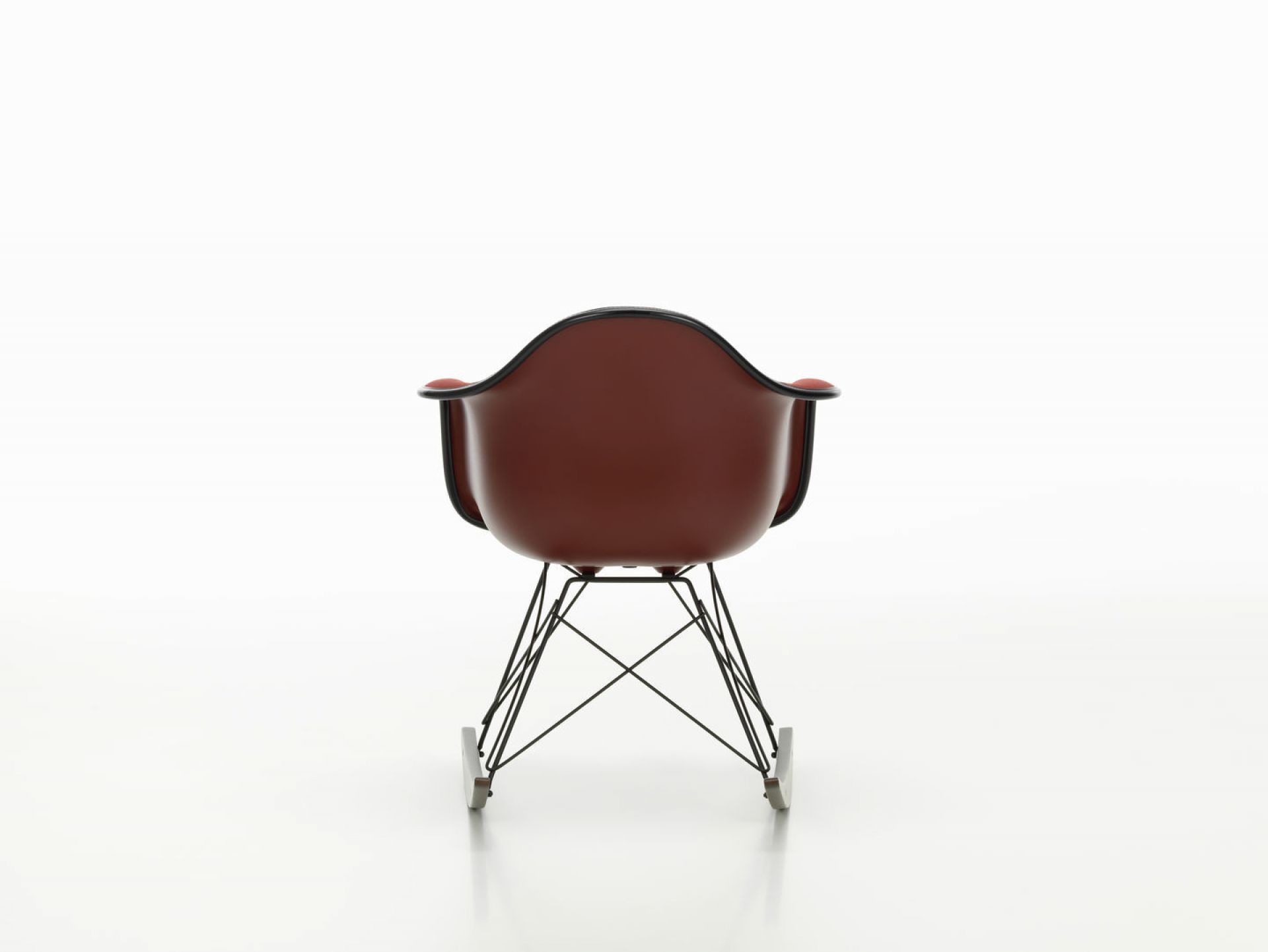 Rückansicht: Vollgepolsterter Eames Plastic Armchair RAR Schaukelstuhl von Vitra in Rotbraun. Designklassiker.
