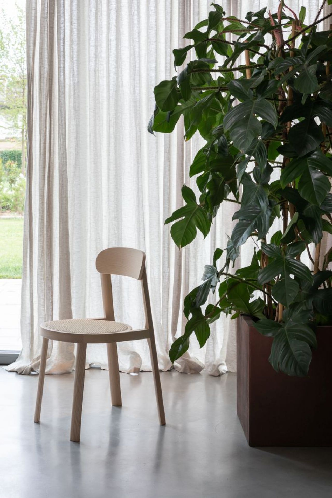 Brulla Stuhl von Miniforms: Helles Holz, minimalistisches Design mit Wiener Geflecht Sitzfläche.