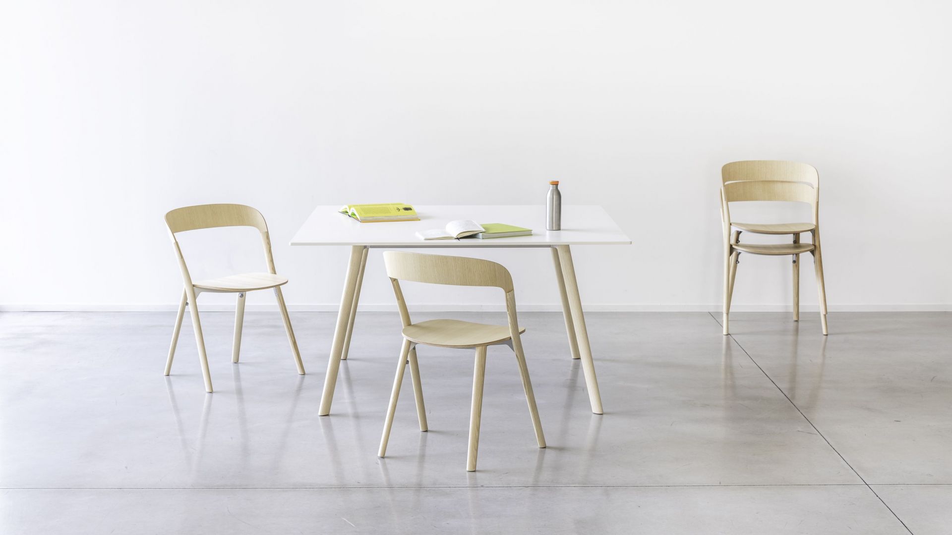 Heller Pila Stuhl von Magis aus Holz an Esstisch mit minimalistischem Design im modernen Esszimmer.