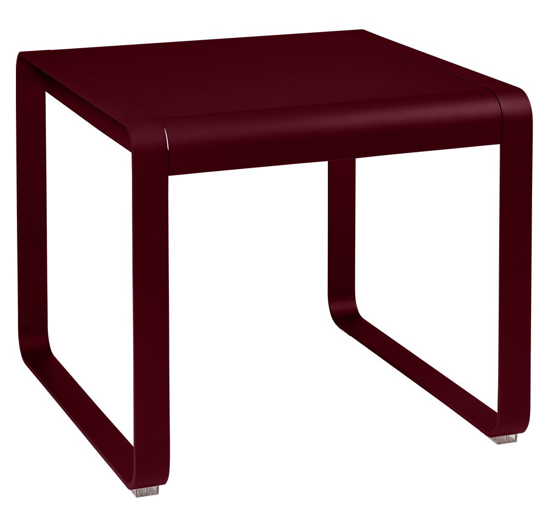 Burgunderroter Bellevie Outdoor Tisch von Fermob, halbhoch, aus Metall für Garten und Terrasse.