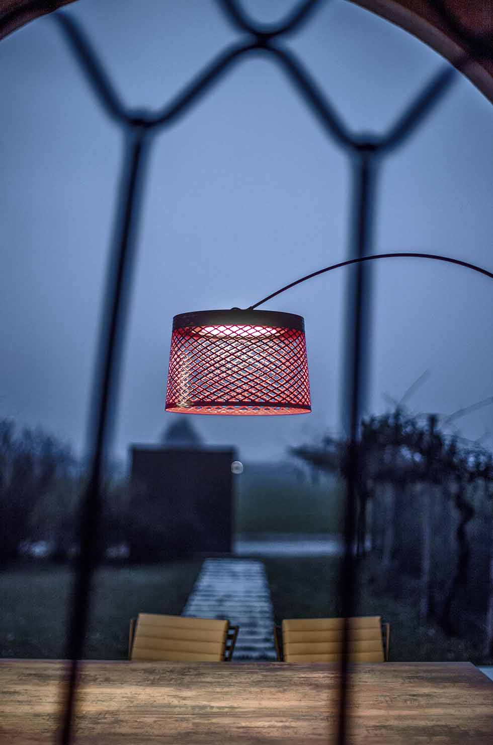 Twiggy Grid Outdoor LED Stehleuchte von Foscarini, rote Gitterstruktur, modernes Design für Garten und Terrasse.