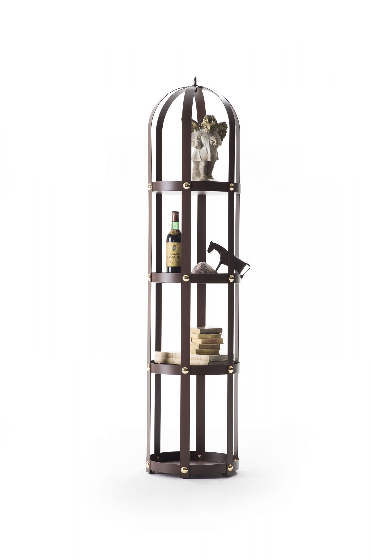 La Gabbia Regal, braunes Design-Regal von Opinion Ciatti mit Deko-Objekten auf weißem Hintergrund.