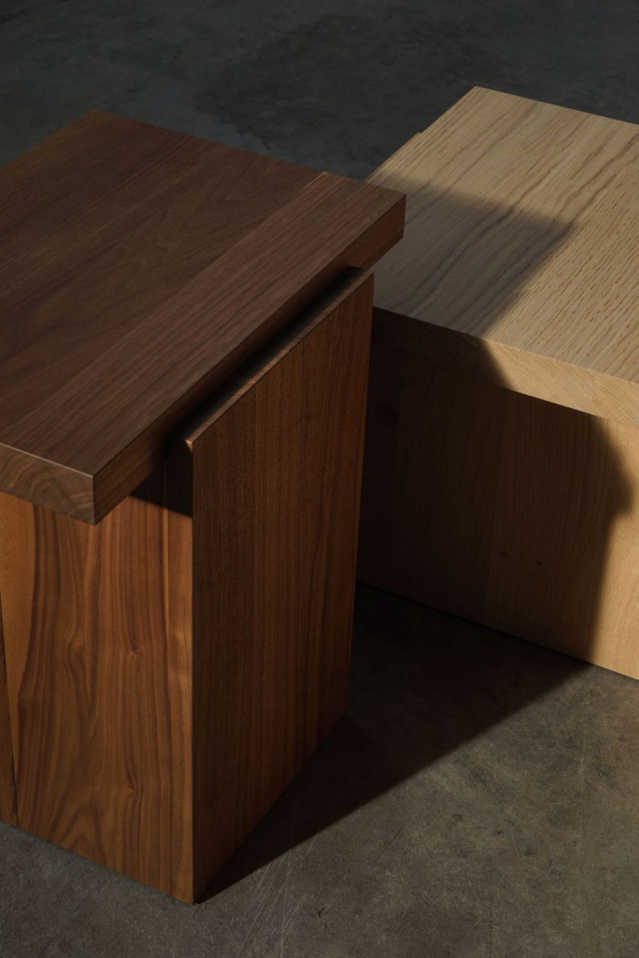 Detailaufnahme: DT02 Tore Small Beistelltisch e15 aus Massivholz in Nussbaum und Eiche.