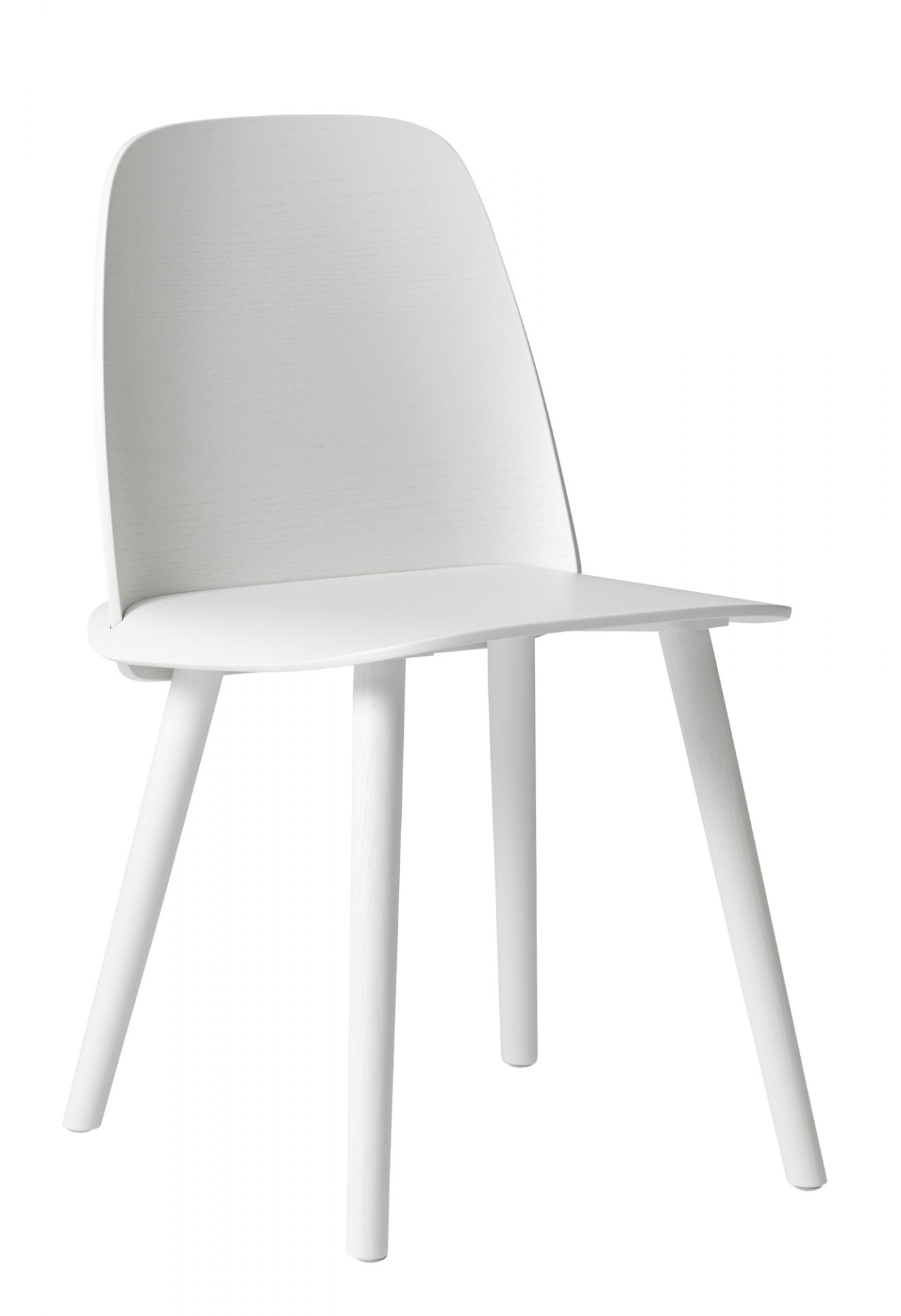 Nerd Chair Stuhl von Muuto, minimalistisches Design, weiß lackiertes Holz, skandinavischer Esszimmerstuhl für moderne Einrichtungen.