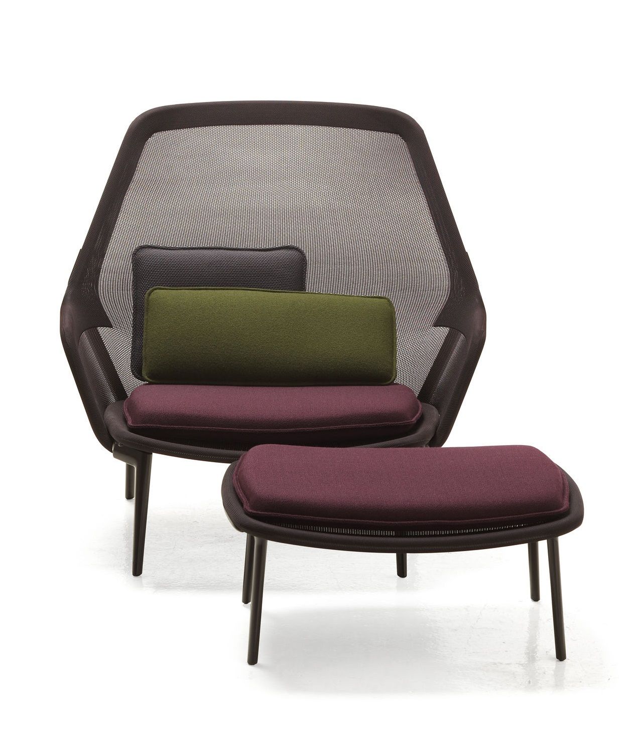 Vitra Slow Chair Sessel mit Ottoman in dunklem Rahmen und farbigen Kissen, modernes Design.