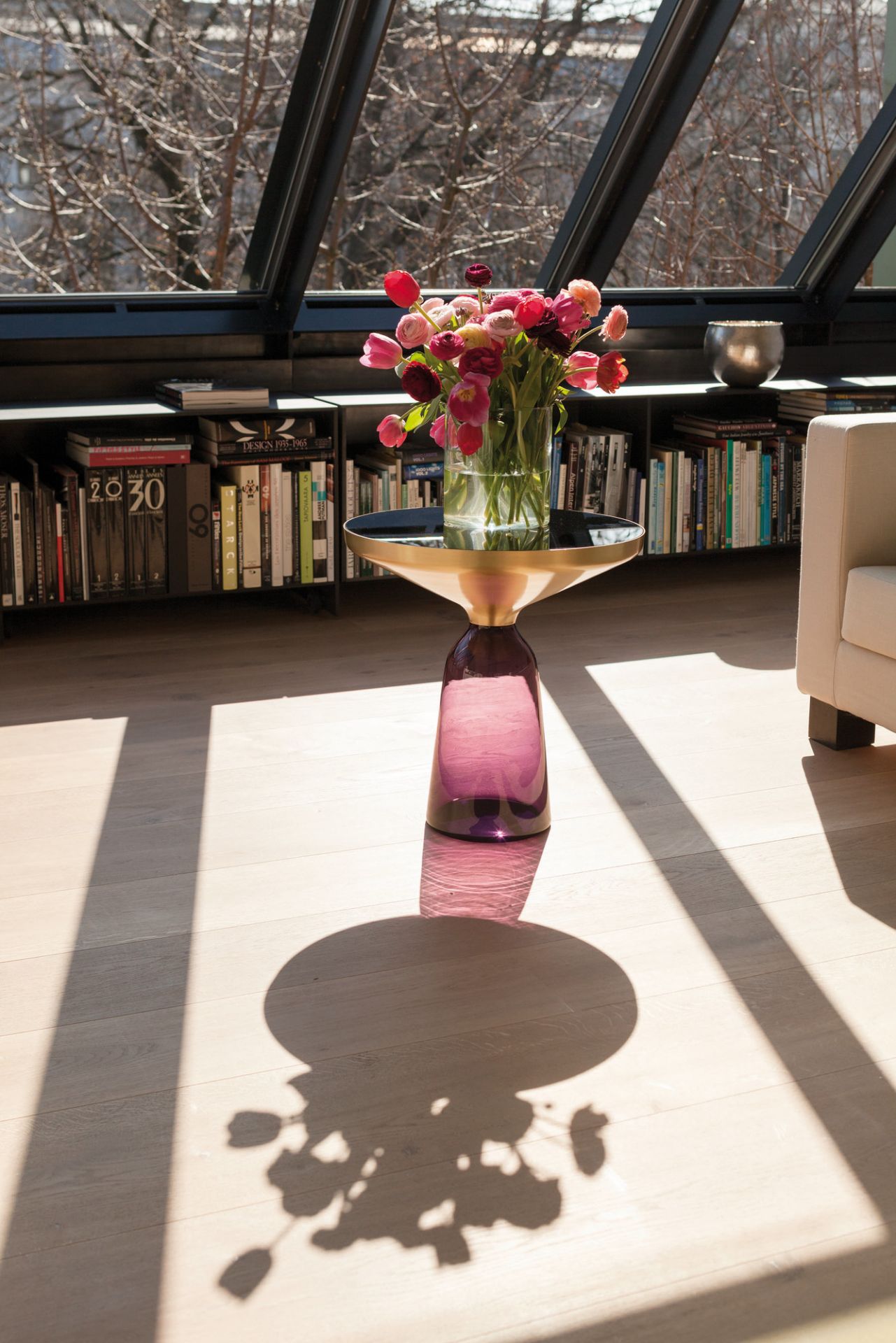 ClassiCon Bell Side Table Beistelltisch mit Marmor Tischplatte und Blumenstrauß im sonnigen Wohnzimmer.
