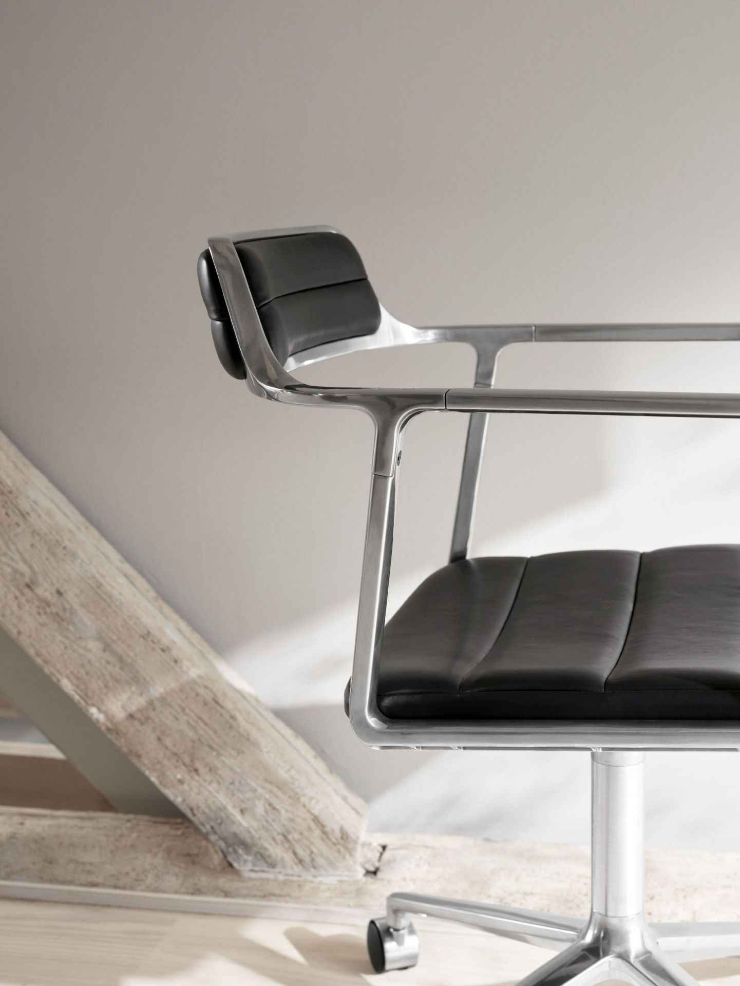 Detailaufnahme des Vipp452 Swivel Stuhls mit schwarzem Leder und poliertem Aluminiumgestell, Bürostuhl mit Gleitern.