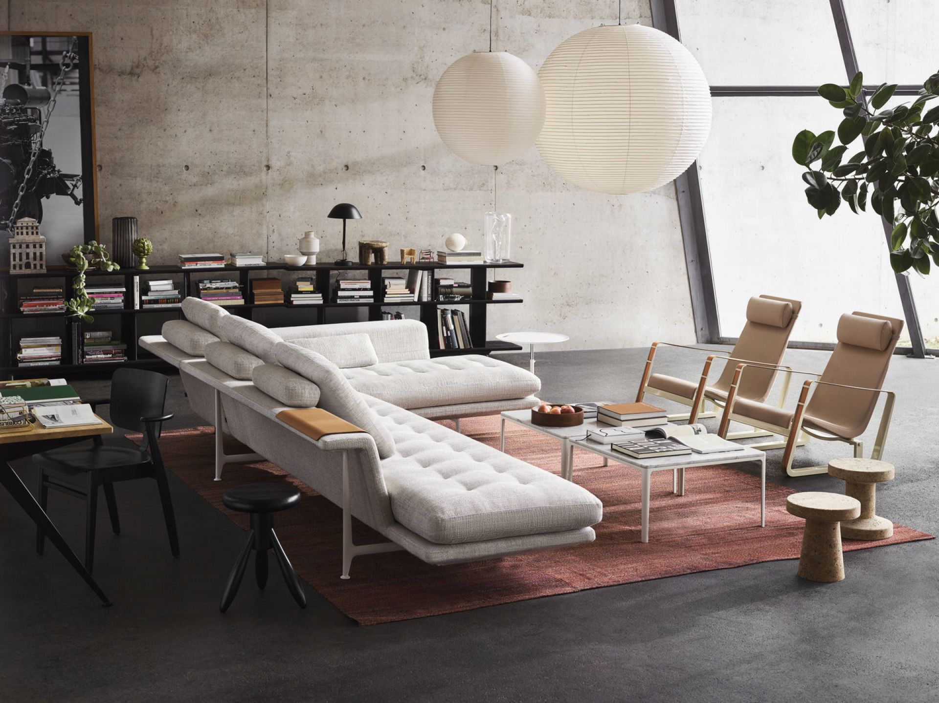 Heller Vitra CitÉ Sessel mit gesteppter Sitzfläche in modernem Wohnzimmer mit Teppich und Designermöbeln.