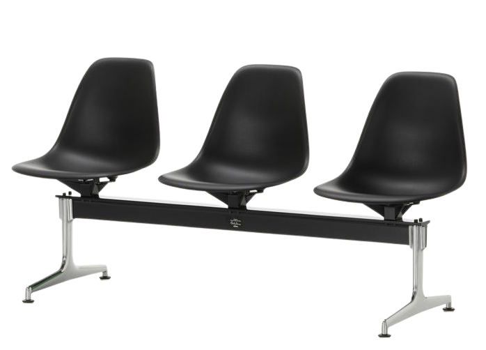 Eames Plastic Side Chair RE op een Vitra-bank met vakwerkconstructie