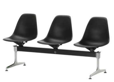 Eames Plastic Side Chair RE op een Vitra-bank met vakwerkconstructie