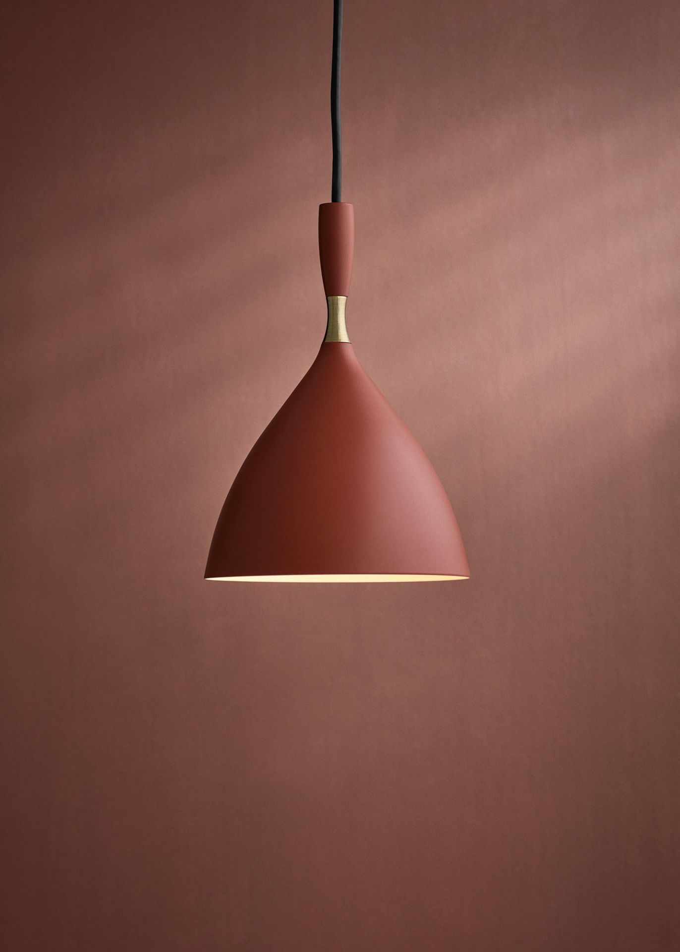 Nahaufnahme der Northern Dokka Pendelleuchte in Terrakotta, modernes Design für Wohnzimmer und Esszimmer.