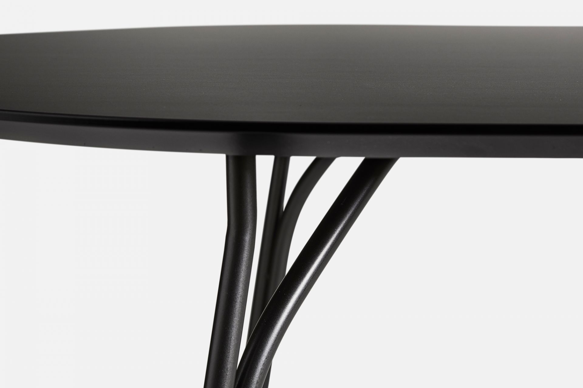 Detailaufnahme des schwarzen Tree Esstischs von Woud, der moderne Esszimmermöbel und skandinavisches Design vereint.