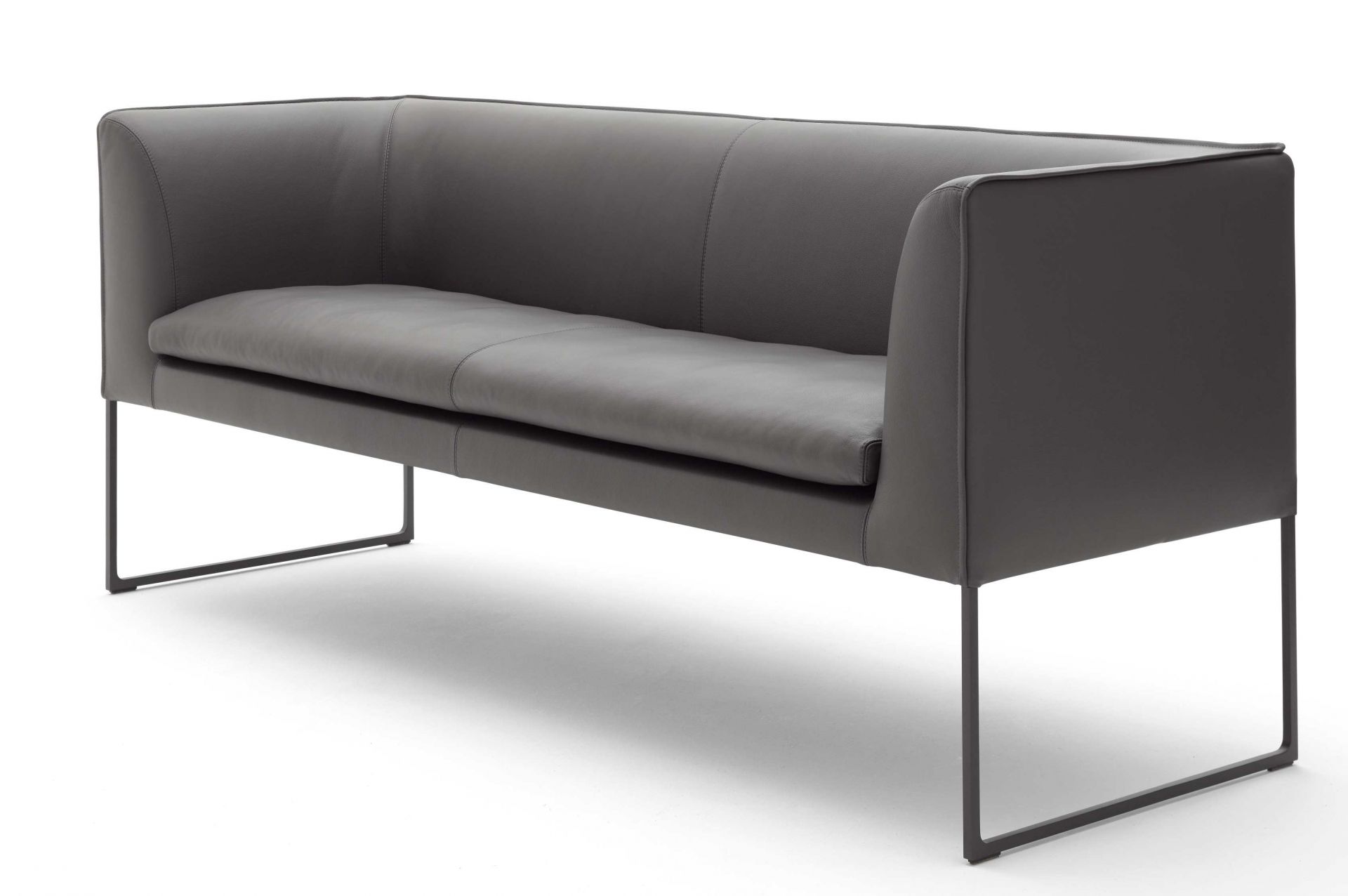 Graue Mell Polsterbank von Cor mit minimalistischem Design und schwarzen Metallbeinen.