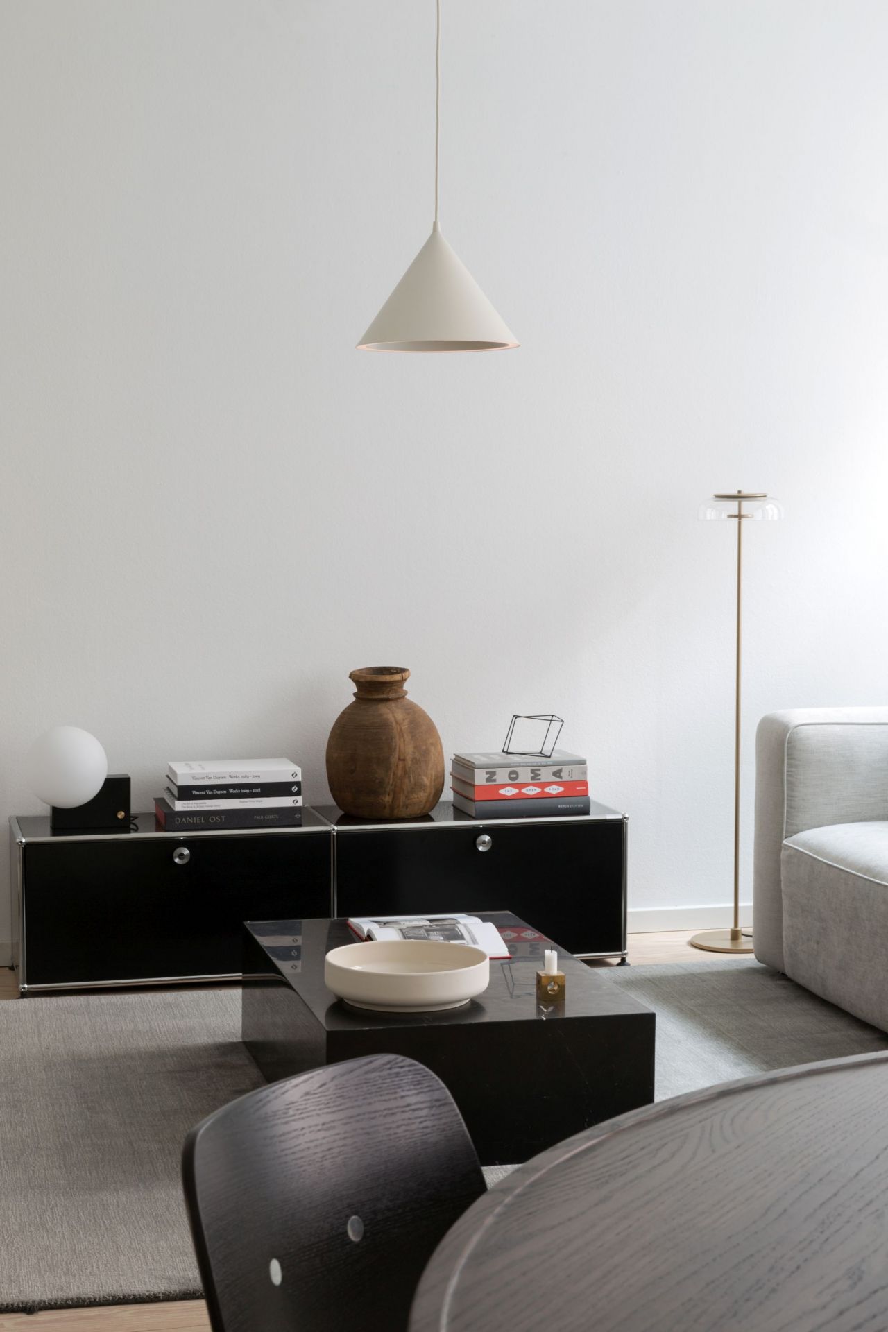 Moderne Inneneinrichtung mit Woud Annular Pendelleuchte in Weiß, minimalistisches Design für Wohnzimmer und Esszimmer.
