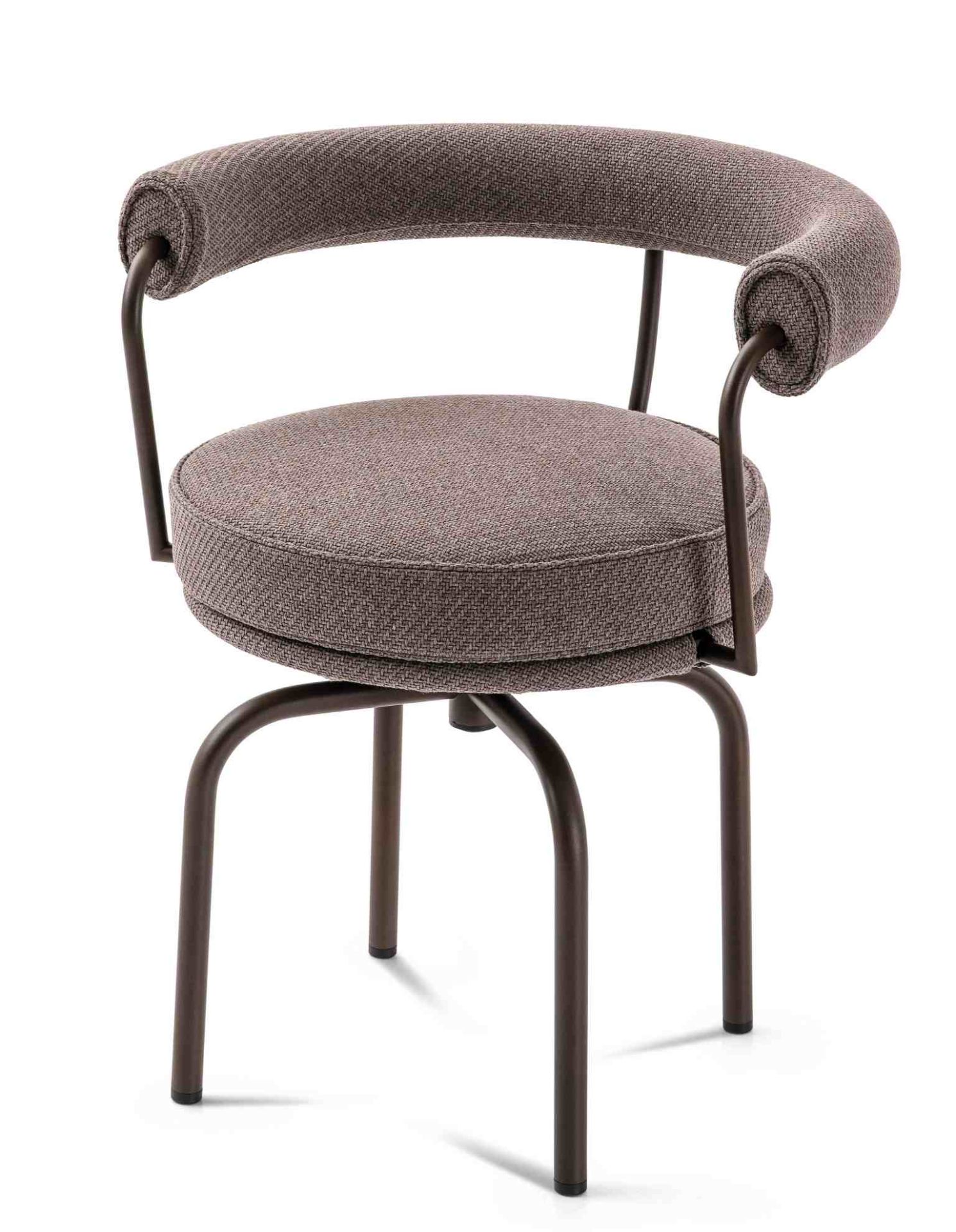 Cassina 7 Fauteuil Tournant: Drehsessel für den Außenbereich mit braunem Stoffbezug und filigranem Metallgestell.
