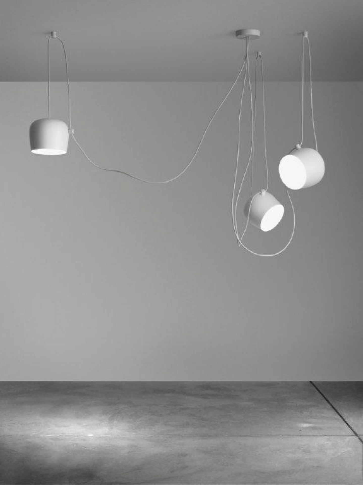 Weiße Aim Pendelleuchte von Flos, 3-flammig, modernes Design für Wohnzimmer und Essbereich.