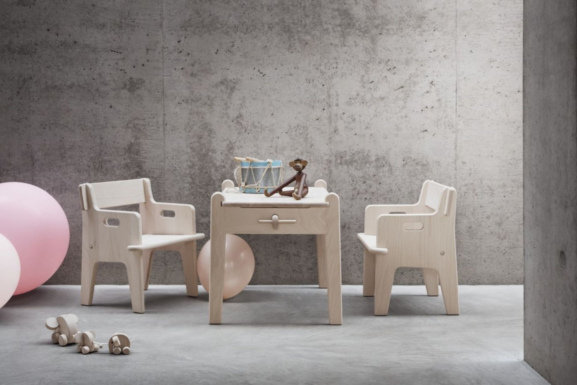 CH411 Kindertisch von Carl Hansen & Søn mit zwei Stühlen aus hellem Holz.