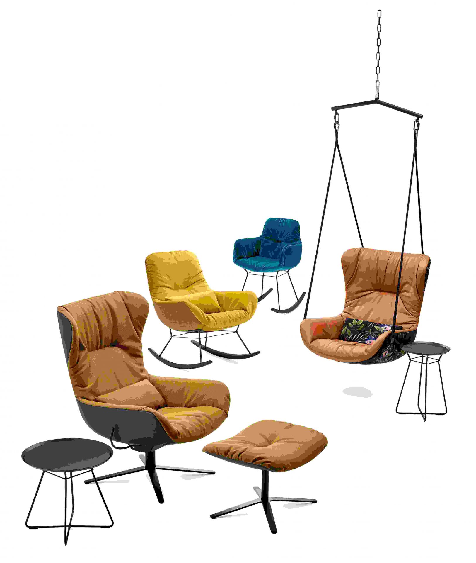Freifrau Leya Wingback Swingseat: Hängesessel aus braunem Leder mit Beistelltisch, dazu weitere Sessel und Schaukelstühle.