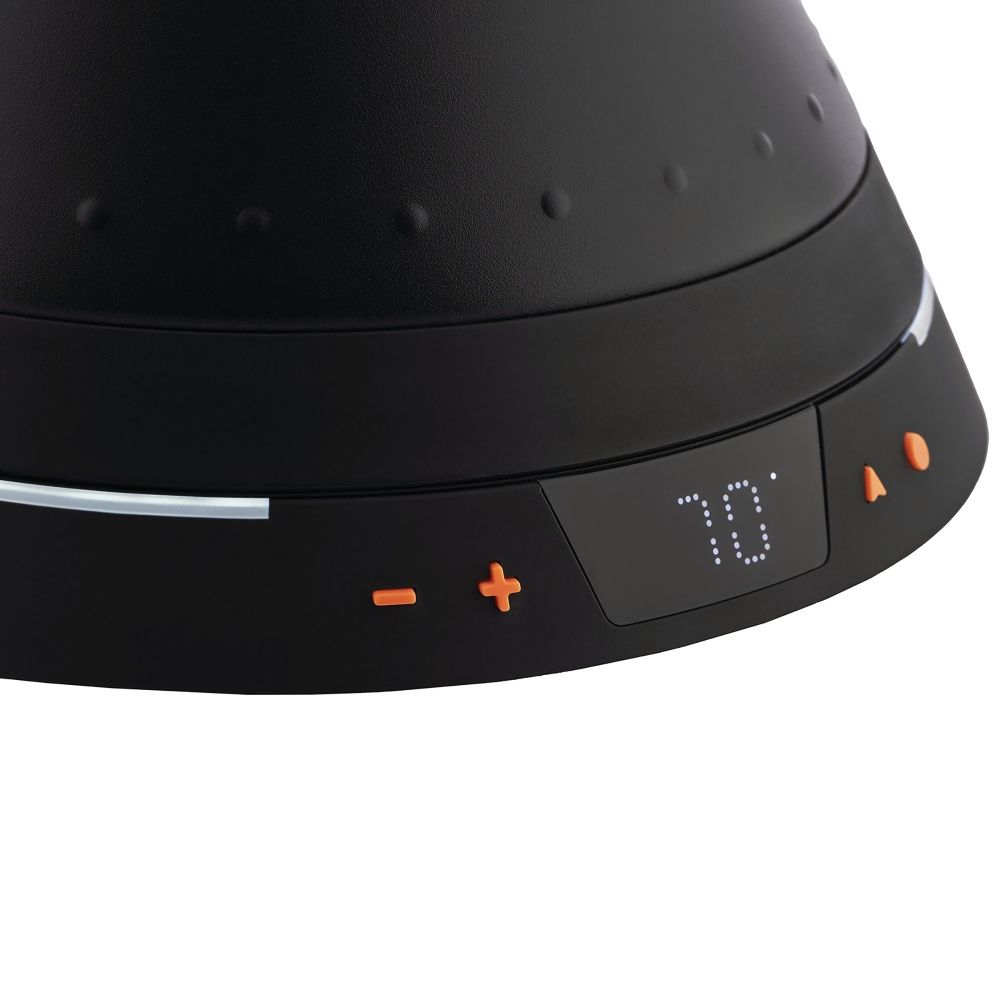 Detailaufnahme des Alessi MG32 Wasserkochers mit Temperaturregelung, schwarzes Design und digitaler Temperaturanzeige.