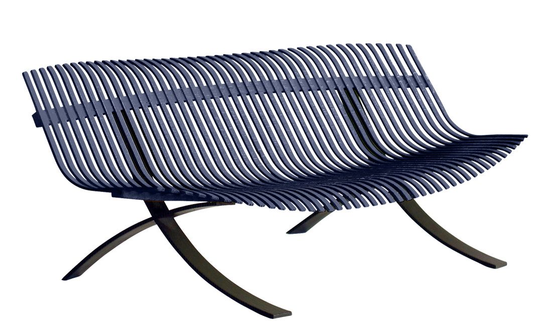 Blaue Charivari Gartenbank von Fermob, Outdoor-Sitzbank aus Metall mit geschwungenem Design.