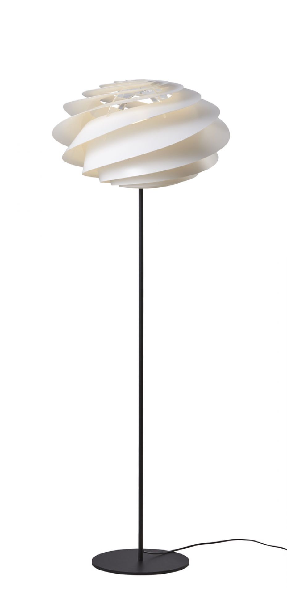 Swirl Stehleuchte von Le Klint mit spiralförmigem, weißem Lampenschirm und schwarzem Fuß.