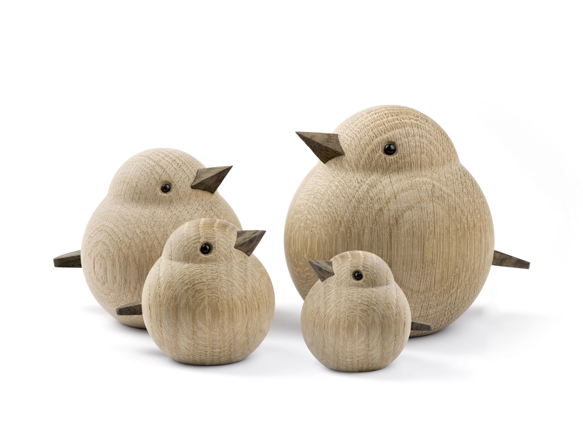 Vier Holzfiguren, Papa Sparrow von Novoform, aus Eiche natur, Dekoration und Design.