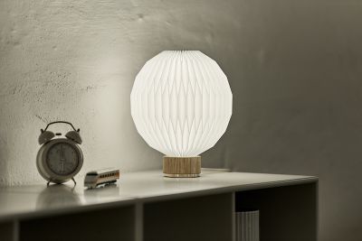 Le Klint Tischleuchte Model 375 mit Eichenfuß und plissiertem Papierschirm.